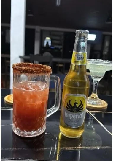 Michelada y cerveza Imperial servidas en la barra