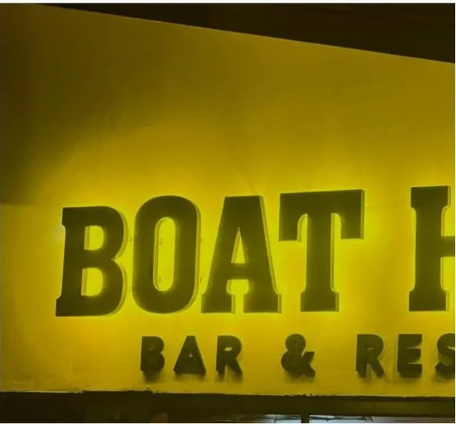 Rótulo iluminado de la fachada de Boat House Bar & Restaurant